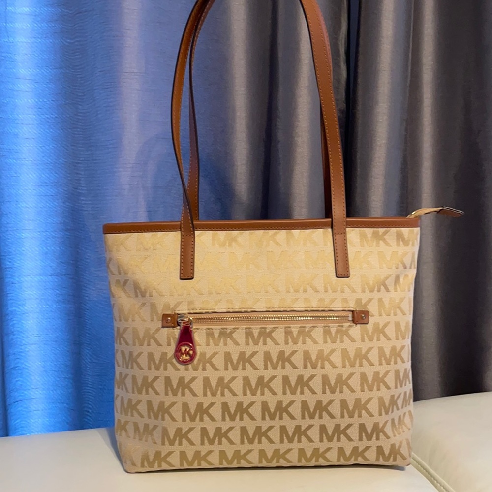 Michael Kors Montauk tote beige handbag.